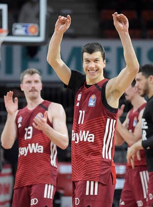 02.03.2022, xemx, Basketball BBL Bundesliga, FC Bayern Muenchen Basketball - Hamburg Towers emspor, v.l. Mannschaft, Spieler, jubeln nach Spielende, celebrate at the end of the match Muenchen