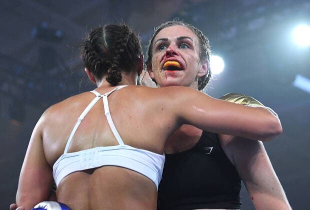 Bilder des Jahres 2022, Sport 03 März Sport Themen der Woche KW09 Sport Bilder des Tages BOXING TSZYU STAHL, Ali Jensen (right) is embraced by her opponent Linn Sandstrom (left) after their fight on the undercard of the Super-Welterweight bout between Nikita Tszyu and Aaron Stahl at the Nissan Arena in Brisbane, Thursday, March 3, 2022. ( NO ARCHIVING, EDITORIAL USE ONLY, NO USE IN BOOKS WITHOUT CONSENT BRISBANE QLD AUSTRALIA  Copyright: xDARRENxENGLANDx 20220303001630600878