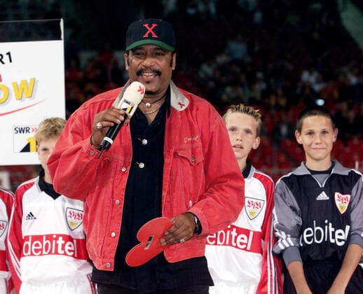 14.09.00 VfB Stuttgart - Hearts of Midlothian Deutschland, Stuttgart, 14.09.2000, Fussball, UEFA-Cup, VfB Stuttgart - Hearts of Midlothian (1:0): Ron Williams (Sänger und Schauspieler). *** 14 09 00 VfB Stuttgart Hearts of Midlothian Germany, Stuttgart, 14 09 2000, football, UEFA Cup, VfB Stuttgart Hearts of Midlothian 1 0 Ron Williams singer and actor