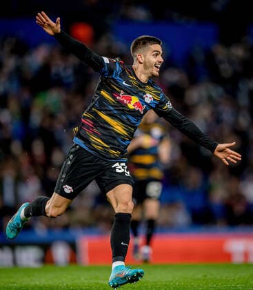 Leipzigs Andre Silva jubelt nach seinem Treffer zum 2:0. Fussball Europa League, Play-offs (Rueckspiel): Real Sociedad San Sebastian - RB Leipzig 1:3 24. Februar 2022: San Sebastian (Spanien), Estadio Anoeta Reale Arena. Real Sociedad San Sebastian - RB Leipzig 1:3