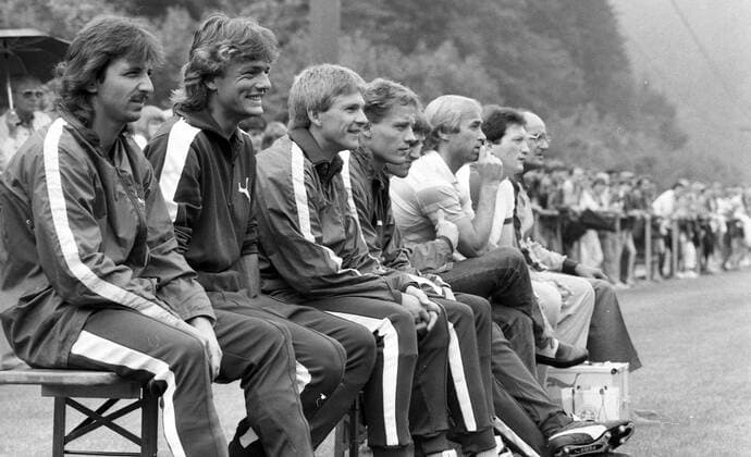 05.07.85 VfL Höfen - Stuttgarter Kickers Deutschland, Höfen, 05.07.1985, Fussball, 2. Bundesliga, Testspiel, VfL Höfen - Stuttgarter Kickers: v.l. Frank Elser, Andreas Hägele, Heribert Stadler, Christian Streich (alle Stuttgarter Kickers). *** 05 07 85 VfL Höfen Stuttgarter Kickers Germany, Höfen, 05 07 1985, Football, 2 Bundesliga, Test match, VfL Höfen Stuttgarter Kickers v l Frank Elser, Andreas Hägele, Heribert Stadler, Christian Streich all Stuttgarter Kickers