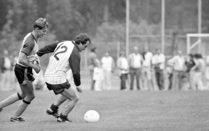 05.07.85 VfL Höfen - Stuttgarter Kickers Deutschland, Höfen, 05.07.1985, Fussball, 2. Bundesliga, Testspiel, VfL Höfen - Stuttgarter Kickers: li. Christian Streich (Stuttgarter Kickers). *** 05 07 85 VfL Höfen Stuttgarter Kickers Germany, Höfen, 05 07 1985, football, 2 Bundesliga, test match, VfL Höfen Stuttgarter Kickers li Christian Streich Stuttgarter Kickers