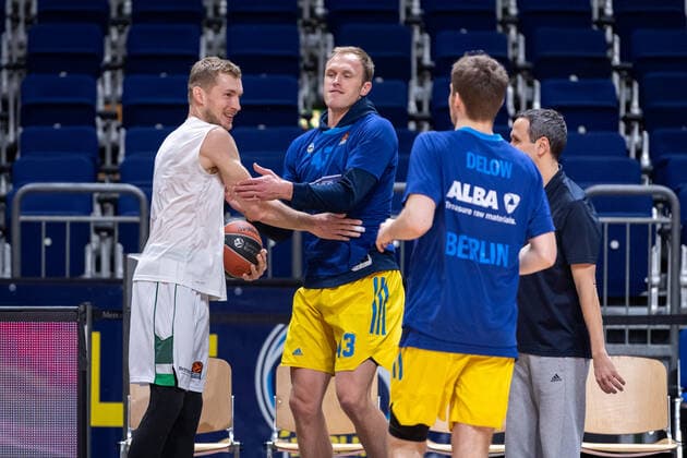 Basketball Berlin 03.03.2022 Saison 2021 2022 Euroleague Regular Season Alba Berlin - Zalgiris Kaunas Niels Giffey (Kaunas, No.55) zu Gast in Berlin Luke Sikma (Alba Berlin, No.43) Malte Delow (Alba Berlin, No.06)