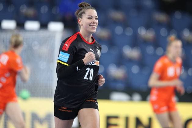 Krefeld, 03.03.22, Handball, Frauen, EHF Euro Qualifikation: Deutschland - Niederlande in der Yayla Arena. Deutschlands Emily Boelk jubelt nach einem Tor. EHF Frauen: Deutschland - Niederlande