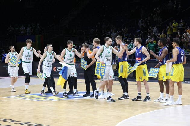 DEU, EuroLeague, ALBA vs. Zalgiris Kaunas, 03.03.2022, Mercedes-Benz-Arena, Berlin, DEU, EuroLeague, ALBA vs. Zalgiris Kaunas, im Bild beide Mannschaften mit stop war Schildern