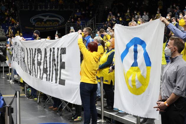 DEU, EuroLeague, ALBA vs. Zalgiris Kaunas, 03.03.2022, Mercedes-Benz-Arena, Berlin, DEU, EuroLeague, ALBA vs. Zalgiris Kaunas, im Bild ALBA-Fans, Friedensfahne