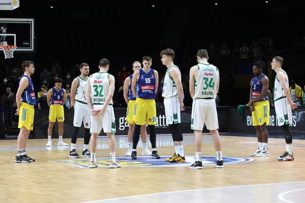 DEU, EuroLeague, ALBA vs. Zalgiris Kaunas, 03.03.2022, Mercedes-Benz-Arena, Berlin, DEU, EuroLeague, ALBA vs. Zalgiris Kaunas, im Bild Gedenkminute fuer die Ukraine