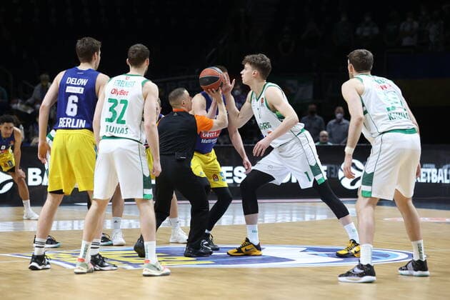 DEU, EuroLeague, ALBA vs. Zalgiris Kaunas, 03.03.2022, Mercedes-Benz-Arena, Berlin, DEU, EuroLeague, ALBA vs. Zalgiris Kaunas, im Bild Anstoss, Lammers (ALBA Berlin 55), Marek Blazevic (Zalgiris Kaunas 1)