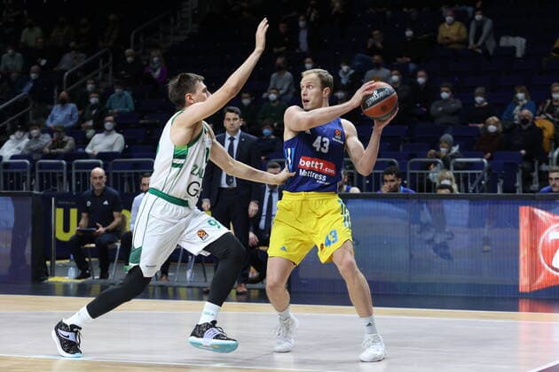 DEU, EuroLeague, ALBA vs. Zalgiris Kaunas, 03.03.2022, Mercedes-Benz-Arena, Berlin, DEU, EuroLeague, ALBA vs. Zalgiris Kaunas, im Bild Luke Sikma (ALBA Berlin 43), Edgaras Ulanovas (Zalgiris Kaunas 92)