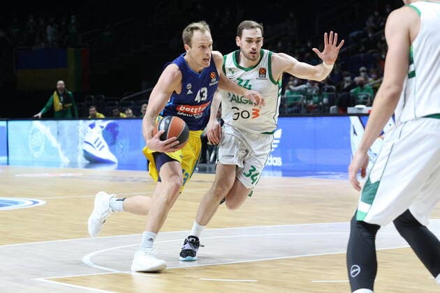 DEU, EuroLeague, ALBA vs. Zalgiris Kaunas, 03.03.2022, Mercedes-Benz-Arena, Berlin, DEU, EuroLeague, ALBA vs. Zalgiris Kaunas, im Bild Luke Sikma (ALBA Berlin 43), Tyler Cavanaugh (Zalgiris Kaunas 34)