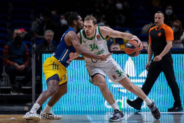 Basketball Berlin 03.03.2022 Saison 2021 2022 Euroleague Regular Season Alba Berlin - Zalgiris Kaunas Tyler Cavanaugh (Kaunas, No.34) Jaleen Smith (Alba Berlin, No.03)