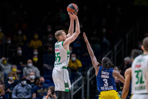 Basketball Berlin 03.03.2022 Saison 2021 2022 Euroleague Regular Season Alba Berlin - Zalgiris Kaunas Niels Giffey (Kaunas, No.55) Jaleen Smith (Alba Berlin, No.03)