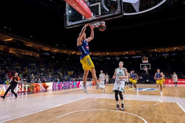 Basketball Berlin 03.03.2022 Saison 2021 2022 Euroleague Regular Season Alba Berlin - Zalgiris Kaunas Luke Sikma (Alba Berlin, No.43) Karolius Lukosiunas (Kaunas, No.16)