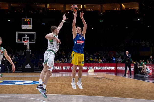 Basketball Berlin 03.03.2022 Saison 2021 2022 Euroleague Regular Season Alba Berlin - Zalgiris Kaunas Luke Sikma (Alba Berlin, No.43) Tyler Cavanaugh (Kaunas, No.34)