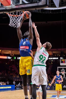 Basketball Berlin 03.03.2022 Saison 2021 2022 Euroleague Regular Season Alba Berlin - Zalgiris Kaunas Christ Koumadje (Alba Berlin, No.21) Edgaras Ulanovas (Kaunas, No.92)