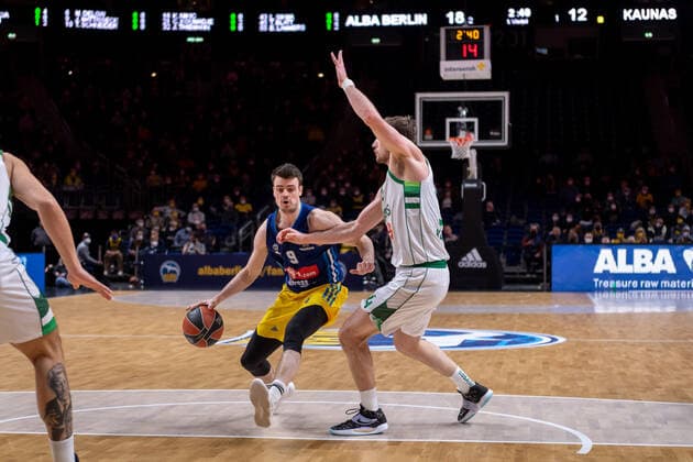 Basketball Berlin 03.03.2022 Saison 2021 2022 Euroleague Regular Season Alba Berlin - Zalgiris Kaunas Jonas Mattisseck (Alba Berlin, No.09) Tyler Cavanaugh (Kaunas, No.34)