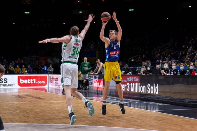 Basketball Berlin 03.03.2022 Saison 2021 2022 Euroleague Regular Season Alba Berlin - Zalgiris Kaunas Malte Delow (Alba Berlin, No.06) Tyler Cavanaugh (Kaunas, No.34)