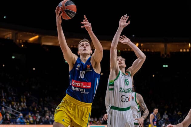 Basketball Berlin 03.03.2022 Saison 2021 2022 Euroleague Regular Season Alba Berlin - Zalgiris Kaunas Tim Schneider (Alba Berlin, No.10) Niels Giffey (Kaunas, No.55)