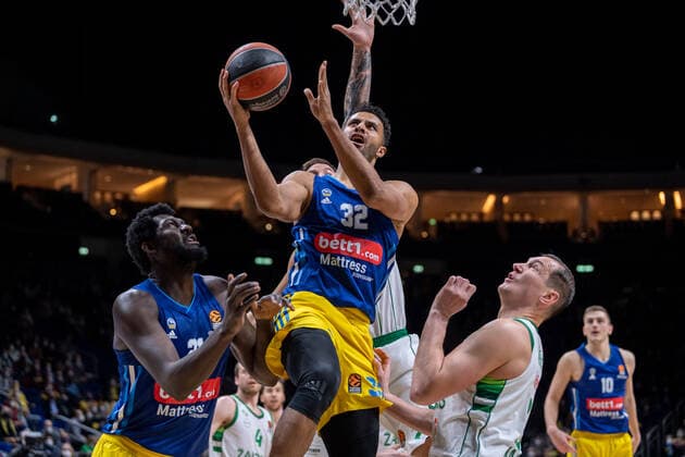 Basketball Berlin 03.03.2022 Saison 2021 2022 Euroleague Regular Season Alba Berlin - Zalgiris Kaunas Johannes Thiemann (Alba Berlin, No.32) Christ Koumadje (Alba Berlin, No.21) li. Arturas Milaknis (Kaunas, No.21) re.