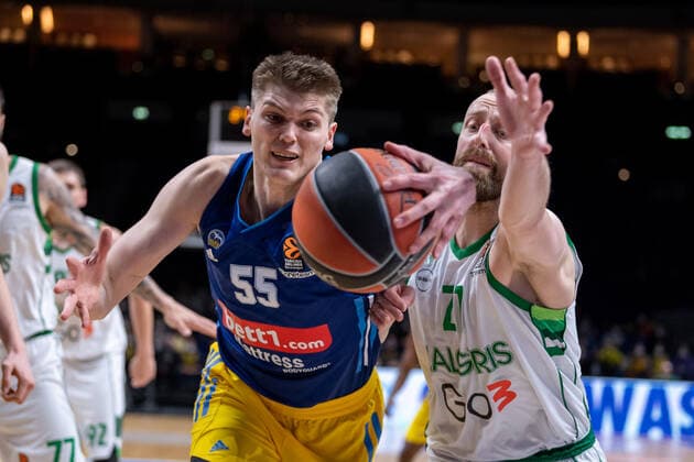 Basketball Berlin 03.03.2022 Saison 2021 2022 Euroleague Regular Season Alba Berlin - Zalgiris Kaunas Ben Lammers (Alba Berlin, No.55) Arturas Milaknis (Kaunas, No.21)