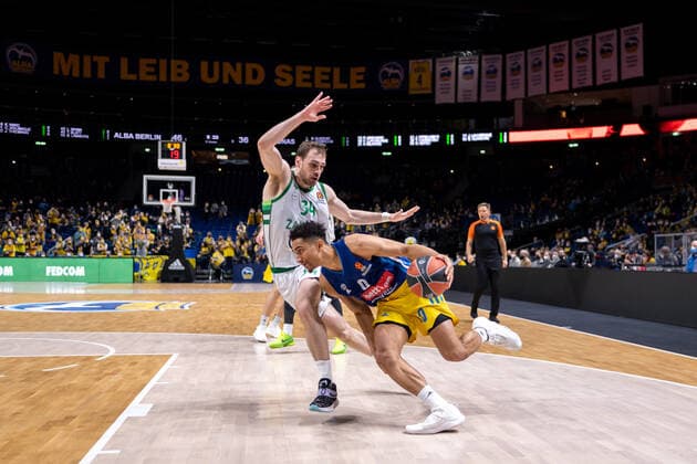 Basketball Berlin 03.03.2022 Saison 2021 2022 Euroleague Regular Season Alba Berlin - Zalgiris Kaunas Maodo Lo (Alba Berlin, No.00) Tyler Cavanaugh (Kaunas, No.34)