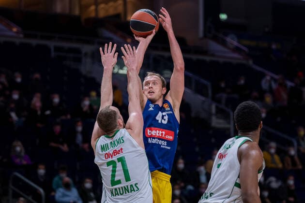 Basketball Berlin 03.03.2022 Saison 2021 2022 Euroleague Regular Season Alba Berlin - Zalgiris Kaunas Luke Sikma (Alba Berlin, No.43) Arturas Milaknis (Kaunas, No.21)
