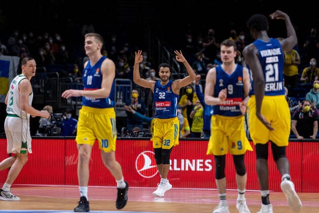 Basketball Berlin 03.03.2022 Saison 2021 2022 Euroleague Regular Season Alba Berlin - Zalgiris Kaunas Johannes Thiemann (Alba Berlin, No.32) Jubel