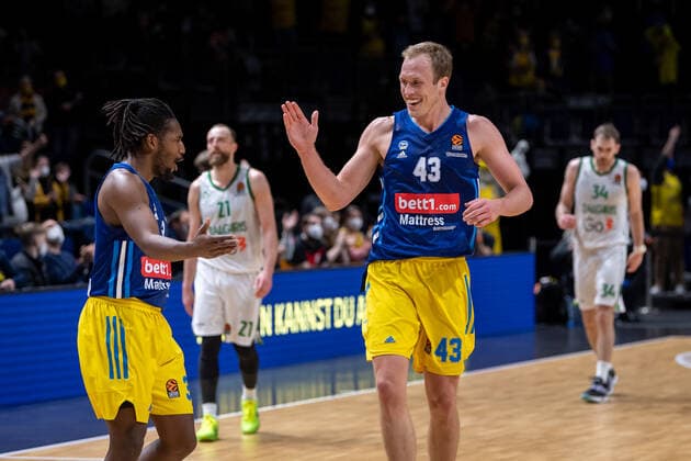 Basketball Berlin 03.03.2022 Saison 2021 2022 Euroleague Regular Season Alba Berlin - Zalgiris Kaunas Luke Sikma (Alba Berlin, No.43) Jaleen Smith (Alba Berlin, No.03) Jubel