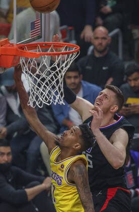 Isaiah Hartenstein 55 of the LA Clippers lays the ball up as he is defended by Lakers guard Malik Monk 11 during the NBA, Basketball Herren, USA game between Los Angeles Clippers and Los Angeles Lakers, at Crypto.com Arena in Los Angeles, California, USA, 03 March 2022. Los Angeles Clippers vs Los Angeles Lakers !ACHTUNG: NUR REDAKTIONELLE NUTZUNG!  Copyright: xPHILLIPxKIMx AME309 20220304-3de4337593f541cf3e1bdc4856beb75796199359