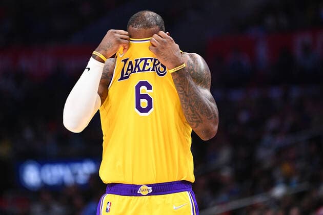Sport Bilder des Tages LOS ANGELES, CA - MARCH 03: Los Angeles Lakers Forward LeBron James (6) looks on during a NBA, Basketball Herren, USA game between the Los Angeles Lakers and the Los Angeles Clippers on March 3, 2022 at Crypto.com Arena in Los Angeles, CA. (Photo by Brian Rothmuller Icon Sportswire) NBA: MAR 03 Lakers at Clippers Icon220303009