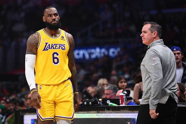 LOS ANGELES, CA - MARCH 03: Los Angeles Lakers Forward LeBron James (6) walks by head coach Frank Vogel during a NBA, Basketball Herren, USA game between the Los Angeles Lakers and the Los Angeles Clippers on March 3, 2022 at Crypto.com Arena in Los Angeles, CA. (Photo by Brian Rothmuller Icon Sportswire) NBA: MAR 03 Lakers at Clippers Icon220303029