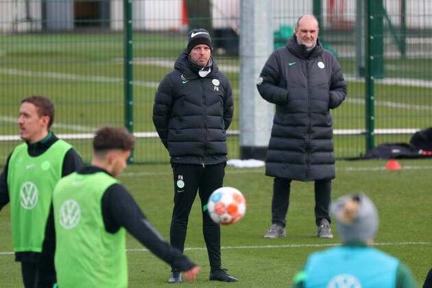 VfL Training Wolfsburg, 04.03.2022, FUßBALL - VfL Wolfsburg, Training, 1. Bundesliga, Saison 2021 22. Cheftrainer Florian Kohfeldt (VfL Wolfsburg), Geschäftsführer Jörg Schmadtke (VfL Wolfsburg) Wolfsburg *** VfL Training Wolfsburg, 04 03 2022, FOOTBALL VfL Wolfsburg, training, 1 Bundesliga, season 2021 22 head coach Florian Kohfeldt VfL Wolfsburg , managing director sports Jörg Schmadtke VfL Wolfsburg Wolfsburg