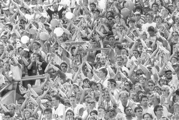 Bayer 04 Leverkusen - VFB Stuttgart 1:2 16.05.1992 VFB damit Deutscher Meister 1992 Fanblock , Fans VFB Stuttgart *** Bayer 04 Leverkusen VFB Stuttgart 1 2 16 05 1992 VFB thus German champion 1992 fan block , fans VFB Stuttgart HM