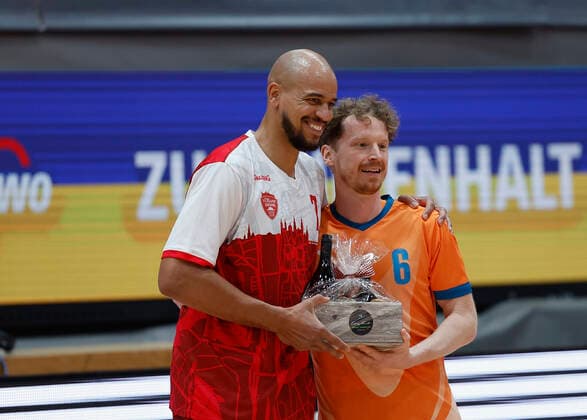 04.03.2022, Basketball, BBL, Hauptrunde, s.Oliver Wuerzburg - ratiopharm ulm, GER, Wuerzburg, tectake Arena Bild: v. li. Alex King (s.Oliver Wuerzburg) mit einer Ehrung fuer Per Guenther (ratiopharm ulm) Copyright: HMBxMedia xHeikoxBecker