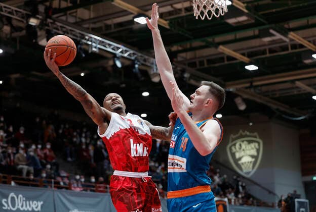 04.03.2022, Basketball, BBL, Hauptrunde, s.Oliver Wuerzburg - ratiopharm ulm, GER, Wuerzburg, tectake Arena Bild: v. li. Charles Callison (s.Oliver Wuerzburg) und Philipp Herkenhoff (ratiopharm ulm) Copyright: HMBxMedia xHeikoxBecker
