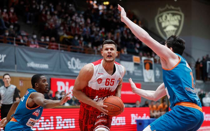 04.03.2022, Basketball, BBL, Hauptrunde, s.Oliver Wuerzburg - ratiopharm ulm, GER, Wuerzburg, tectake Arena Bild: v. li. Semaj Christon (ratiopharm ulm), Filip Stanic (s.Oliver Wuerzburg) und Nicolas Bretzel (ratiopharm ulm) Copyright: HMBxMedia xHeikoxBecker