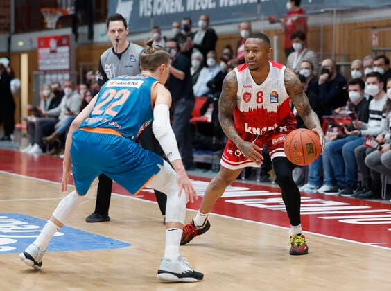 04.03.2022, Basketball, BBL, Hauptrunde, s.Oliver Wuerzburg - ratiopharm ulm, GER, Wuerzburg, tectake Arena Bild: v. li. Thomas Klepeisz (ratiopharm ulm) und Charles Callison (s.Oliver Wuerzburg) Copyright: HMBxMedia xHeikoxBecker