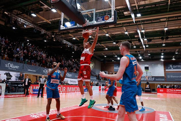 04.03.2022, Basketball, BBL, Hauptrunde, s.Oliver Wuerzburg - ratiopharm ulm, GER, Wuerzburg, tectake Arena Bild: v. li. Sindarius Thornwell (ratiopharm ulm), Filip Stanic (s.Oliver Wuerzburg) und Philipp Herkenhoff (ratiopharm ulm) Copyright: HMBxMedia xHeikoxBecker