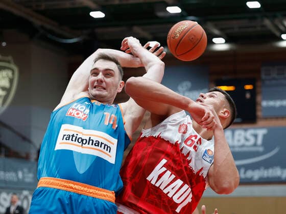 Sport Bilder des Tages 04.03.2022, Basketball, BBL, Hauptrunde, s.Oliver Wuerzburg - ratiopharm ulm, GER, Wuerzburg, tectake Arena Bild: v. li. Philipp Herkenhoff (ratiopharm ulm) und Filip Stanic (s.Oliver Wuerzburg) Copyright: HMBxMedia xHeikoxBecker