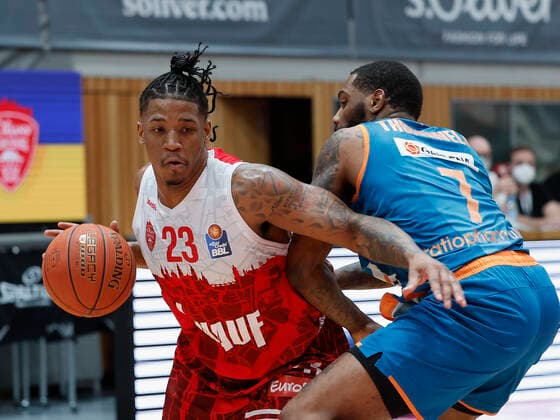 04.03.2022, Basketball, BBL, Hauptrunde, s.Oliver Wuerzburg - ratiopharm ulm, GER, Wuerzburg, tectake Arena Bild: v. li. Desi Rodriguez (s.Oliver Wuerzburg) und Sindarius Thornwell (ratiopharm ulm) Copyright: HMBxMedia xHeikoxBecker
