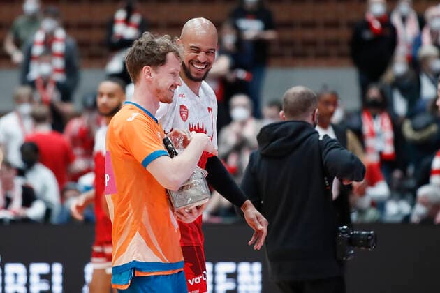 04.03.2022, s.Oliver Wuerzburg vs. ratiopharm Ulm, easyCredit BBL, 23. Spieltag, GER, Wuerzburg, tectake-Arena, Im Bild: v.li. Per Guenther (ratiopharm ulm) und Alex King (s.Oliver Wuerzburg) nach der Ehrung von Per Guenther (ratiopharm ulm) Copyright: HMBxMedia xJulienxBecker