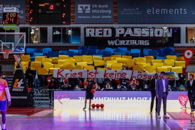 04.03.2022, s.Oliver Wuerzburg vs. ratiopharm Ulm, easyCredit BBL, 23. Spieltag, GER, Wuerzburg, tectake-Arena, Im Bild: Die Fans von s.Oliver Wuerzburg praesentieren eine Choreographie als Zeichen gegen den Krieg in der Ukraine Copyright: HMBxMedia xJulienxBecker