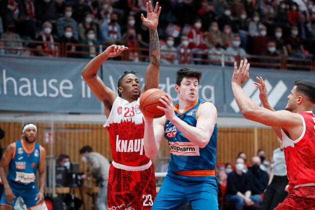 04.03.2022, s.Oliver Wuerzburg vs. ratiopharm Ulm, easyCredit BBL, 23. Spieltag, GER, Wuerzburg, tectake-Arena, Im Bild: v.li. Desi Rodriguez (s.Oliver Wuerzburg), Nicolas Bretzel (ratiopharm ulm) und Filip Stanic (s.Oliver Wuerzburg) Copyright: HMBxMedia xJulienxBecker