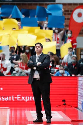 04.03.2022, s.Oliver Wuerzburg vs. ratiopharm Ulm, easyCredit BBL, 23. Spieltag, GER, Wuerzburg, tectake-Arena, Im Bild: Headcoach Sasa Filipovski (s.Oliver Wuerzburg) mit der Ukraine-Choreographie im Hintergrund Copyright: HMBxMedia xJulienxBecker