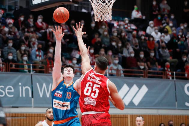 04.03.2022, s.Oliver Wuerzburg vs. ratiopharm Ulm, easyCredit BBL, 23. Spieltag, GER, Wuerzburg, tectake-Arena, Im Bild: v.li. Nicolas Bretzel (ratiopharm ulm) gegen Filip Stanic (s.Oliver Wuerzburg) Copyright: HMBxMedia xJulienxBecker
