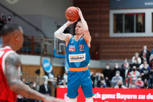 04.03.2022, s.Oliver Wuerzburg vs. ratiopharm Ulm, easyCredit BBL, 23. Spieltag, GER, Wuerzburg, tectake-Arena, Im Bild: Thomas Klepeisz (ratiopharm ulm) mit dem Dreipunktewurf Copyright: HMBxMedia xJulienxBecker