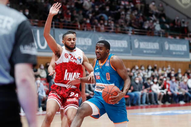 04.03.2022, s.Oliver Wuerzburg vs. ratiopharm Ulm, easyCredit BBL, 23. Spieltag, GER, Wuerzburg, tectake-Arena, Im Bild: v.li. Cameron Hunt (s.Oliver Wuerzburg) gegen Semaj Christon (ratiopharm ulm) Copyright: HMBxMedia xJulienxBecker