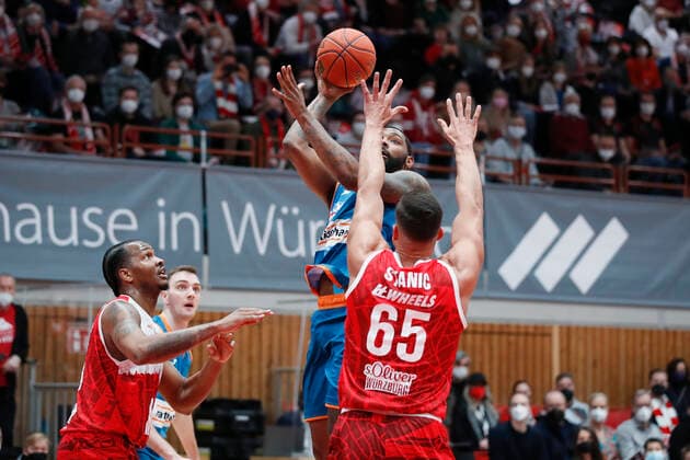 04.03.2022, s.Oliver Wuerzburg vs. ratiopharm Ulm, easyCredit BBL, 23. Spieltag, GER, Wuerzburg, tectake-Arena, Im Bild: v.li. William Buford (s.Oliver Wuerzburg), Sindarius Thornwell (ratiopharm ulm) und Filip Stanic (s.Oliver Wuerzburg) Copyright: HMBxMedia xJulienxBecker
