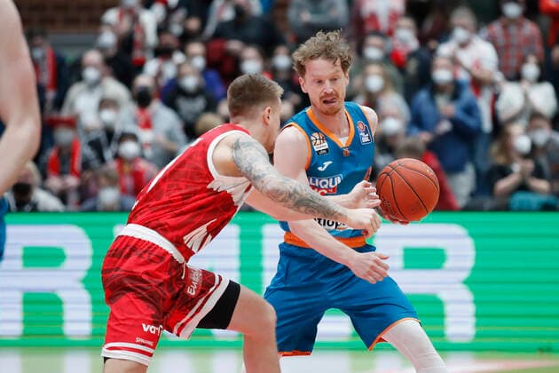 04.03.2022, s.Oliver Wuerzburg vs. ratiopharm Ulm, easyCredit BBL, 23. Spieltag, GER, Wuerzburg, tectake-Arena, Im Bild: v.li. Aigars Skele (s.Oliver Wuerzburg) gegen Per Guenther (ratiopharm ulm) Copyright: HMBxMedia xJulienxBecker