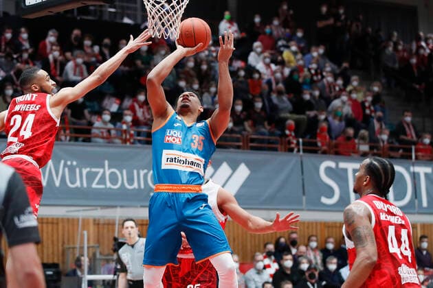 04.03.2022, s.Oliver Wuerzburg vs. ratiopharm Ulm, easyCredit BBL, 23. Spieltag, GER, Wuerzburg, tectake-Arena, Im Bild: v.li. Cameron Hunt (s.Oliver Wuerzburg), Karim Jallow (ratiopharm ulm) und William Buford (s.Oliver Wuerzburg) Copyright: HMBxMedia xJulienxBecker